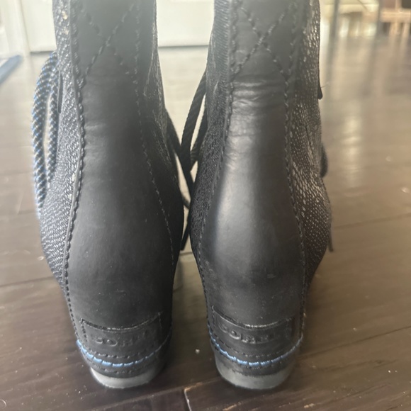 Sorel lace up black boots Joan of arc style like NEW - Picture 3 of 10